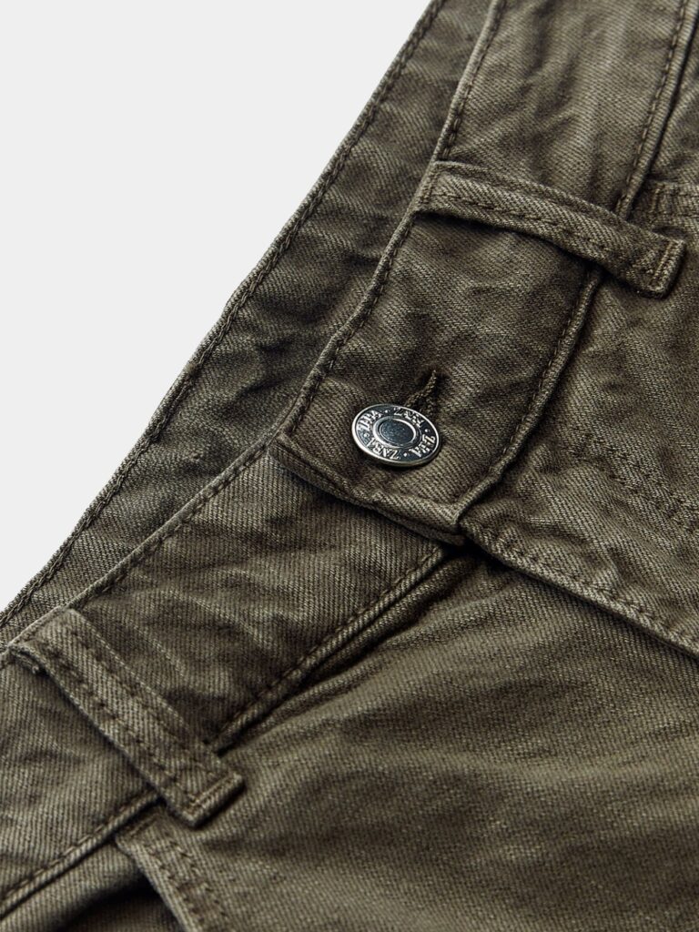 Jeans with a mid-rise baggy fit